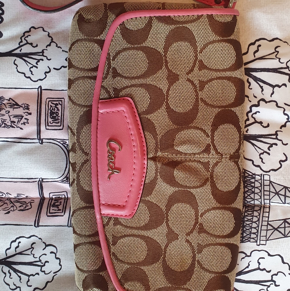A coach wristlet/wallet🌸👍🏻